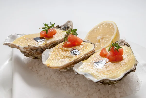 Huîtres avec sauce et citron sur assiette — Photo