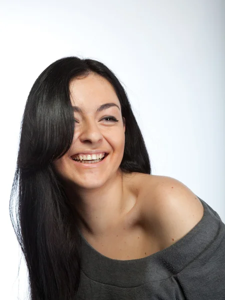 Πορτραίτο, ελκυστικός νεαρής γυναίκας χαμογελαστά σε λευκό — Φωτογραφία Αρχείου