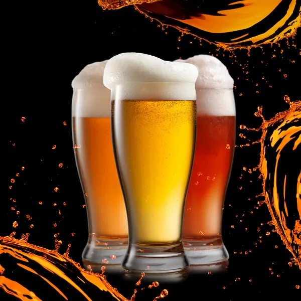 Verschillende bier in glazen wens splash geïsoleerd op zwarte CHTERGRO — Stockfoto