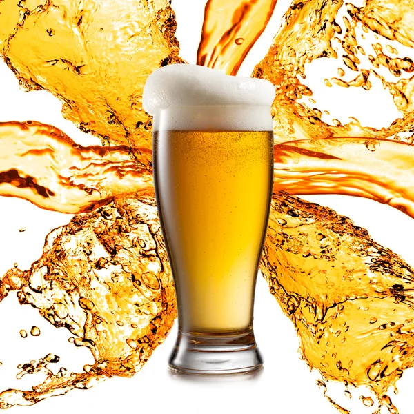 Birra in bicchieri isolata su sfondo bianco — Foto Stock