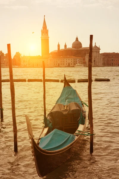 Blick auf Venedig bei Sonnenuntergang mit Gondel auf dem Canal Grande — Stockfoto