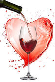 červené víno, nalil do sklenice s logem proti srdce izolované o