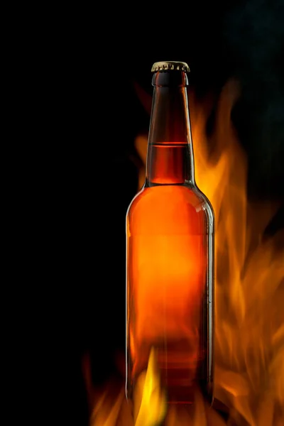 Bierflasche in Brand auf schwarz — Stockfoto