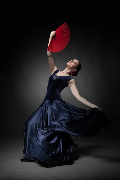 Fiatal nő flamenco tánc fekete — Stock Fotó
