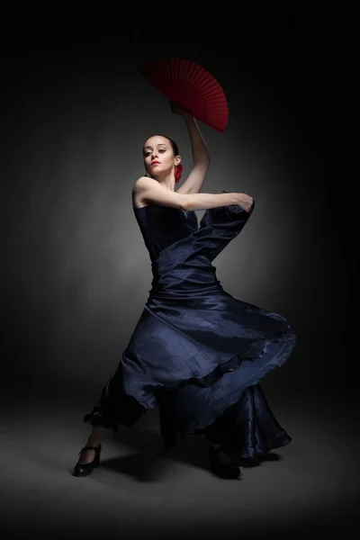 Ung kvinna dansar flamenco på svart — Stockfoto