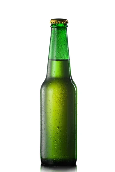 Botella de cerveza con gotas de agua aisladas en blanco — Foto de Stock