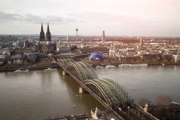 Blick auf Köln. gotische Kathedrale und Stahlbrücke über r — Stockfoto