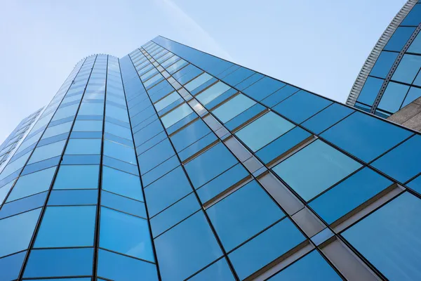 Moderna byggnaden mot blå himmel — Stockfoto