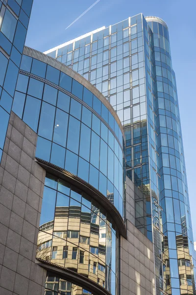 Edifício moderno contra o céu azul — Fotografia de Stock