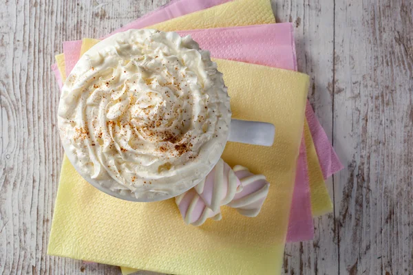 Cokelat panas dengan marshmallow dan krim di latar belakang kayu — Stok Foto