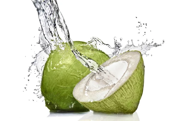 Salpicadura de agua en el coco verde aislado en blanco — Foto de Stock