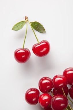 yapraklarda beyaz ile kırmızı kiraz