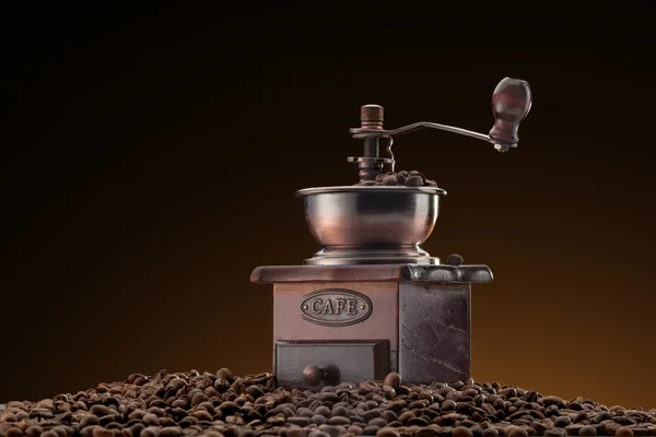 Retro manual coffee mill on roasted coffee beans — Stock Photo, Image