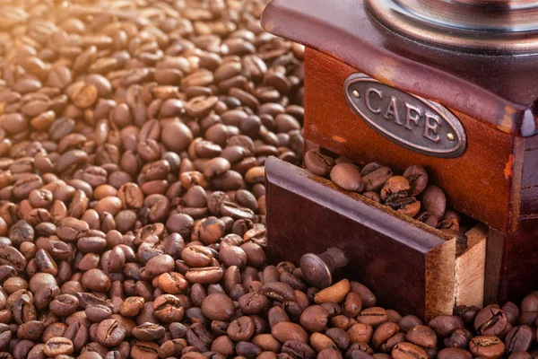 Retro manual coffee mill on roasted coffee beans — Stock Photo, Image