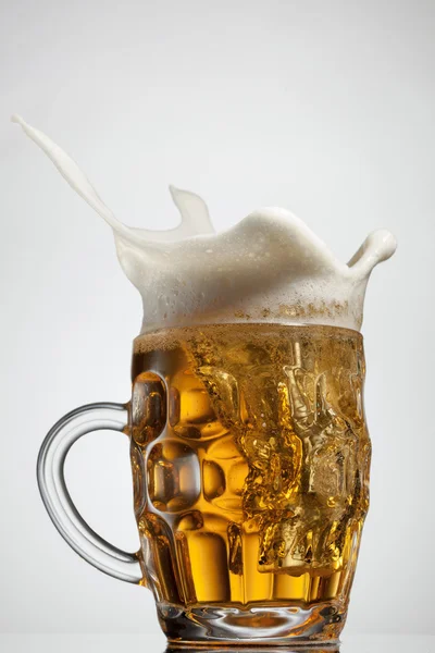 Spruzzo di birra in vetro isolato su bianco — Foto Stock