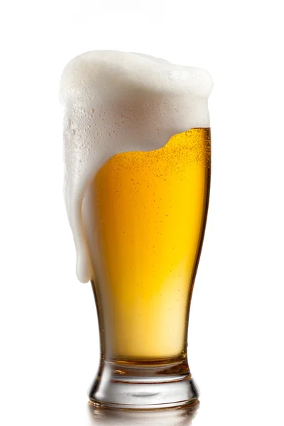 Bier in glas geïsoleerd op witte achtergrond — Stockfoto