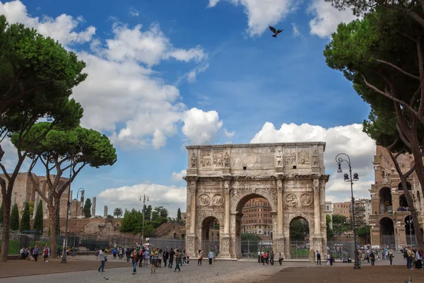 Roma, Itália - 17 de outubro de 2012: Turistas caminhando perto de Constantino — Fotografia de Stock