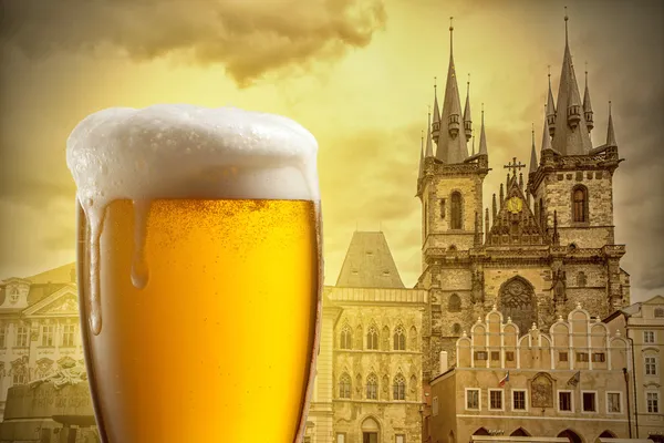 Glass of beer against Tyn Church in Prague — Stock Photo, Image