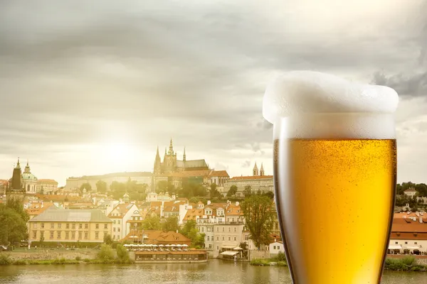 Glass of beer against view of the St. Vitus Cathedral in Prague — Stock Photo, Image