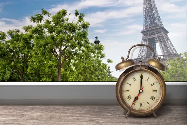 Blick auf Paris und Eiffelturm aus Fenster mit Wecker — Stockfoto