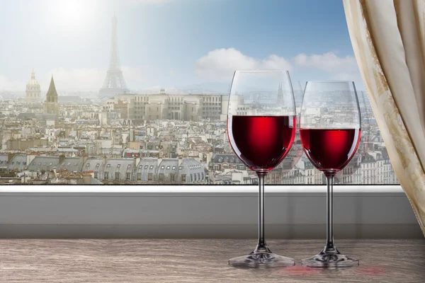 Vista de París y la torre Eiffel desde la ventana con dos copas de w — Foto de Stock