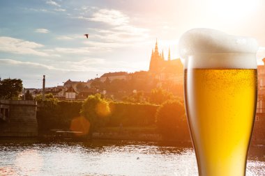 bardak bira st. vitus Katedrali Prag manzarasına karşı