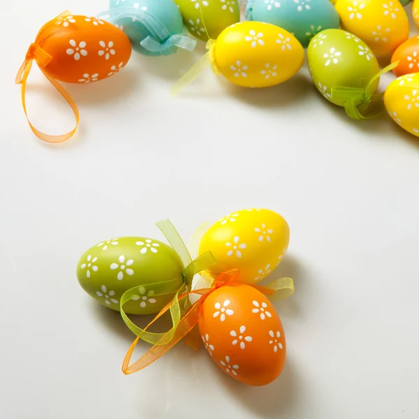 Color huevos de Pascua en blanco — Foto de Stock