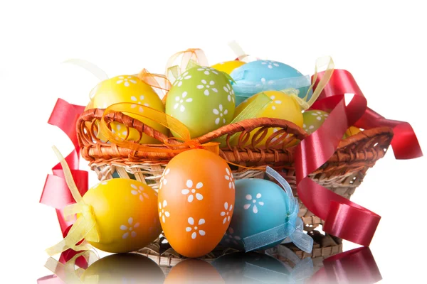 Huevos de Pascua de color en cesta aislada en blanco — Foto de Stock