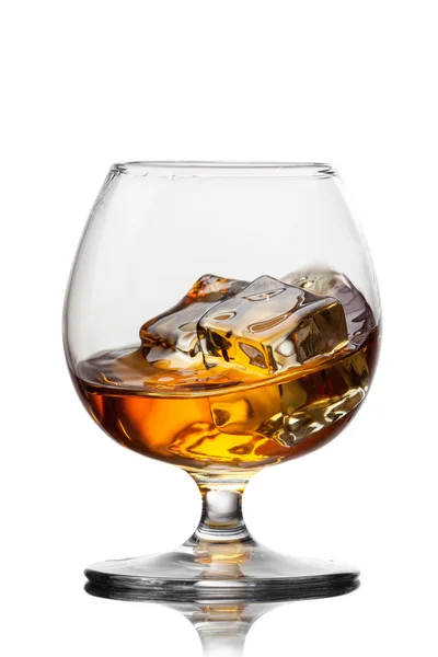 白底玻璃杯中加冰的威士忌飞溅 — 图库照片