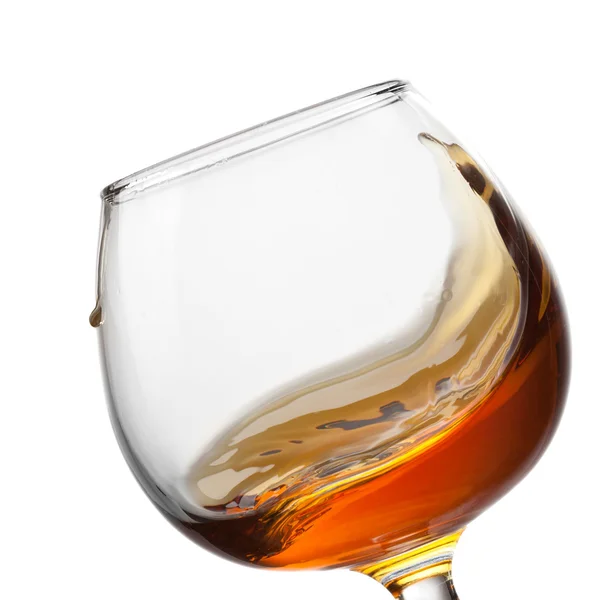 Skvätt cognac i glas isolerade på vit bakgrund — Stockfoto