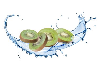 beyaz izole su sıçrama ile kivi dilimleri