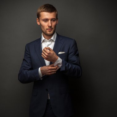 siyah yakışıklı işadamı