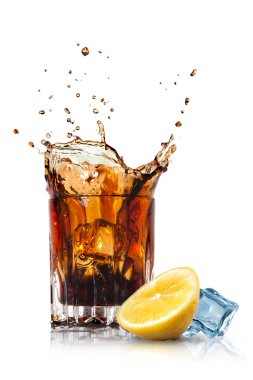 cola cam limon ve buz üzerinde beyaz izole bir sıçrama
