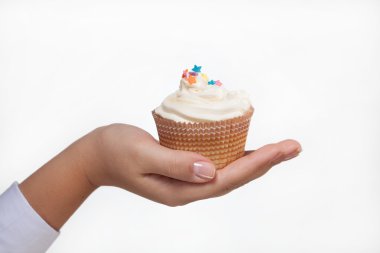el üzerinde beyaz izole bir cupcake tutarak