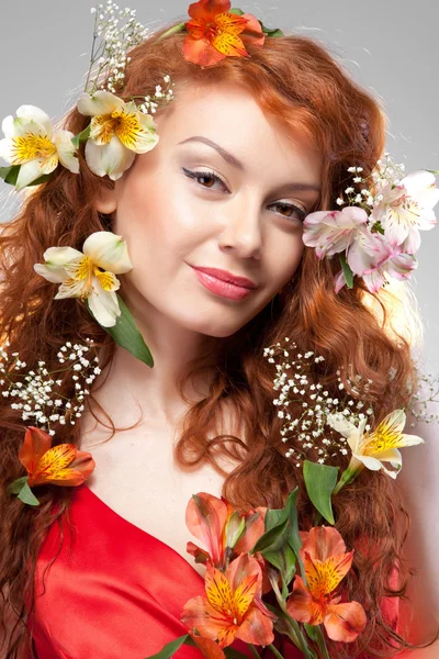 Portrait de belle femme aux fleurs printanières — Photo