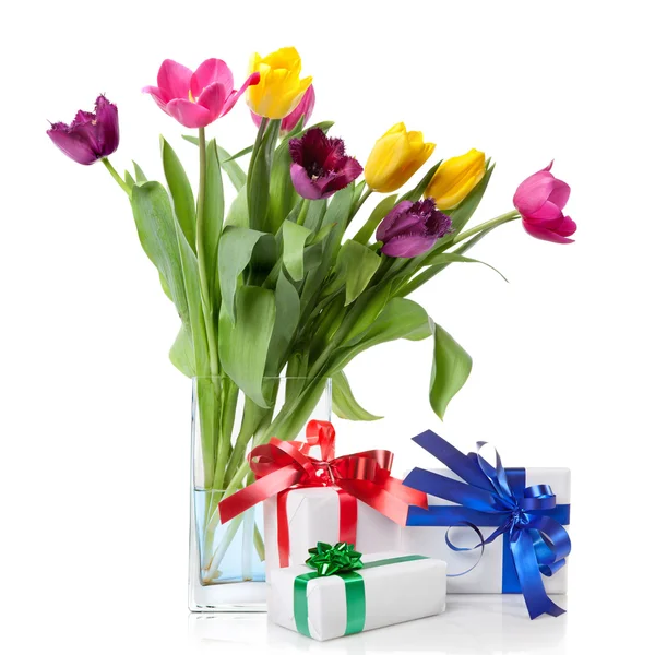 Farbe Tulpen und Geschenke isoliert auf weiß — Stockfoto