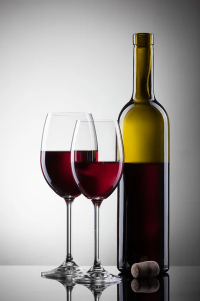 Wein in Gläsern und Flasche auf weiß — Stockfoto
