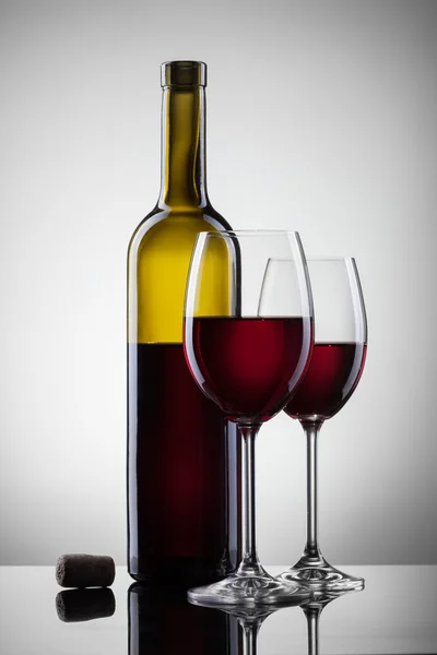Wein in Gläsern und Flasche auf weiß — Stockfoto