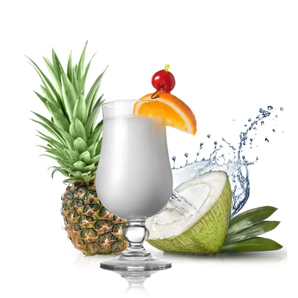 Pina colada κοκτέιλ μπροστά από ανανά και καρύδας απομονωθεί — Φωτογραφία Αρχείου