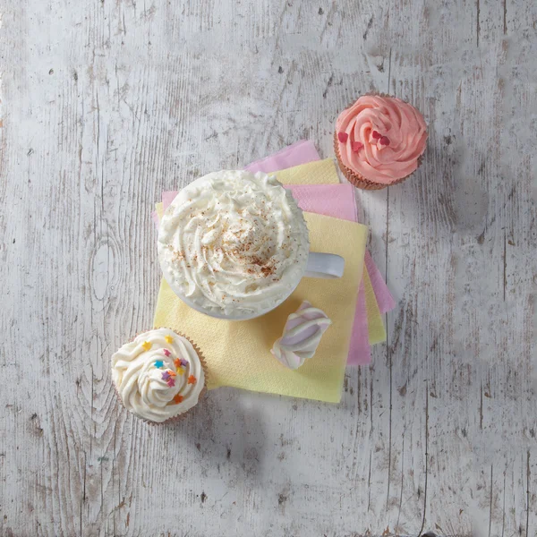 Heiße Schokolade mit Marshmallows und Sahne auf Holzgrund — Stockfoto