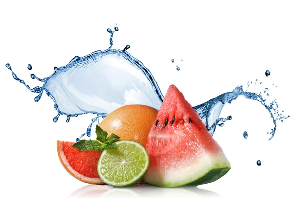 Watermeloen, grapefruit en kalk met munt en water splash isola Stockfoto