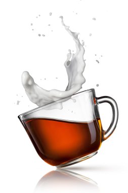 siyah çay beyaz izole süt sıçrama ile