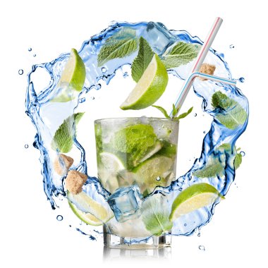 mohito - su sıçrama ile nane, limon ve şeker whit üzerinde izole