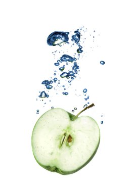 Yeşil elma ile üzerine beyaz izole kabarcık suya düştü.