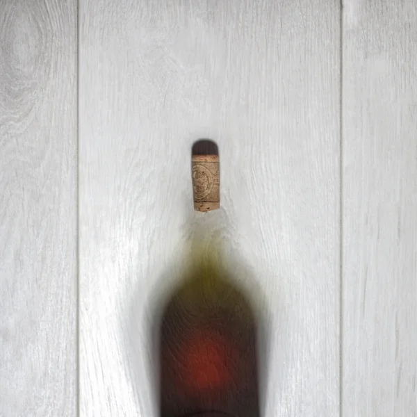 Bottiglia di vino rosso con tappo su tavolo di legno bianco. Vista dall'alto — Foto Stock