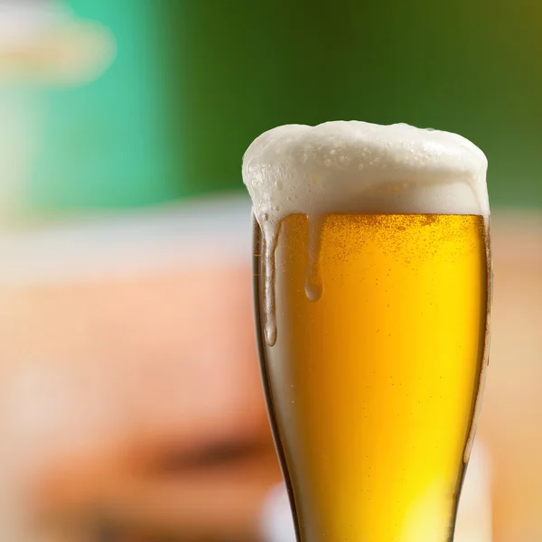 Verre de bière légère au pub — Photo