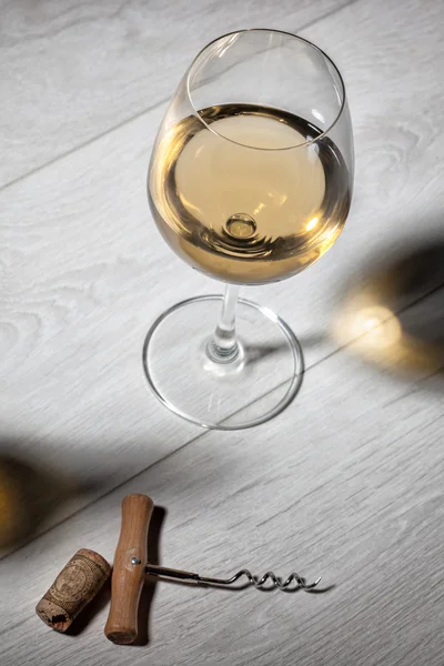 Verre de vin blanc sur table en bois. Vue du dessus — Photo