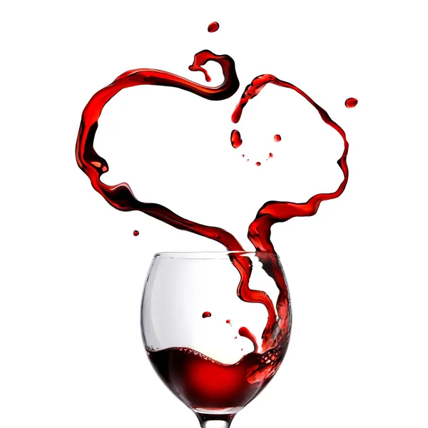 Coeur fait de verser du vin rouge dans un verre isolé sur du blanc — Photo