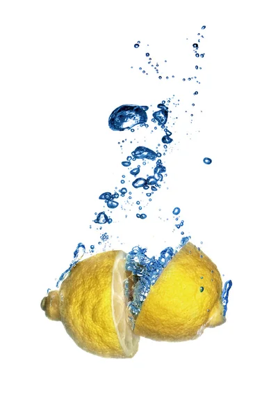 Verse citroen gedaald in water met bubbels geïsoleerd op wit — Stockfoto