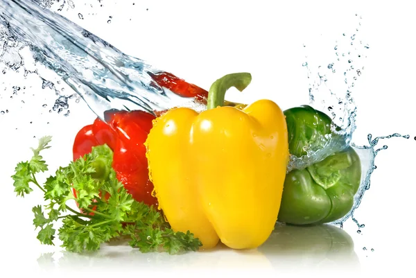 Rode, gele, groene peper en peterselie met water splash geïsoleerd — Stockfoto